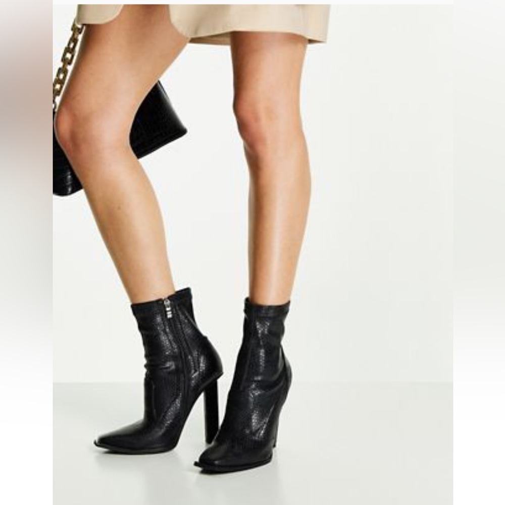 NWT SIMMI LONDON US 10 BLACK SNAKE EMBOSSED BOOT w 4.75- 5” SQUARE STILETTO
